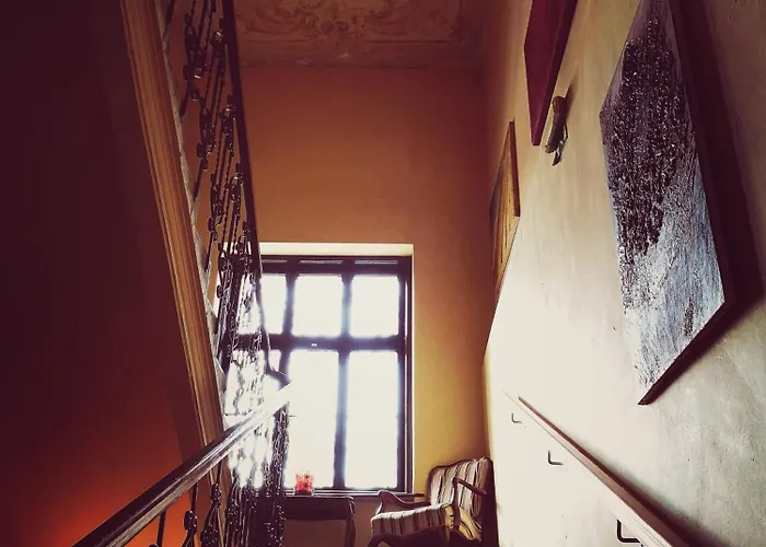 The Villa, Center Gostinjska kuća *