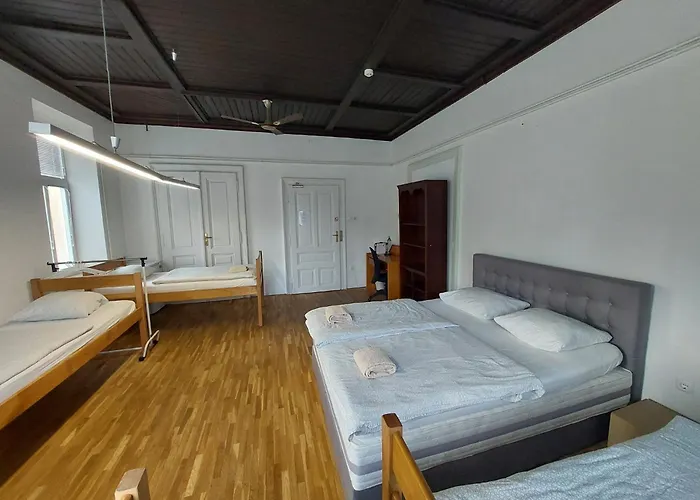 The Villa, Center Gostinjska kuća