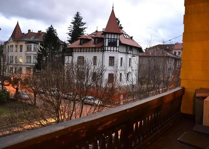 The Villa, Center Gostinjska kuća *